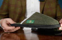 Carica l'immagine nel visualizzatore di Gallery, Haus- und Hüttenschuhe aus Merinoloden