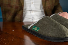 Carica l'immagine nel visualizzatore di Gallery, Haus- und Hüttenschuhe aus Merinoloden