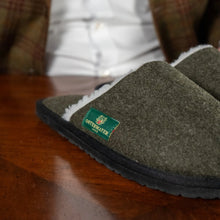 Carica l'immagine nel visualizzatore di Gallery, Haus- und Hüttenschuhe aus Merinoloden