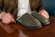 Carica l'immagine nel visualizzatore di Gallery, Haus- und Hüttenschuhe aus Merinoloden