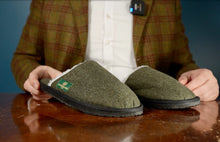 Carica l'immagine nel visualizzatore di Gallery, Haus- und Hüttenschuhe aus Merinoloden