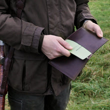 Lade das Bild in den Galerie-Viewer, Ostermayer Jagd Jagdschein-Etui aus vegetabil gegerbtem Leder