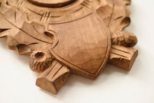 Carica l'immagine nel visualizzatore di Gallery, Piatto trofeo capriolo intagliato a mano tipo 262